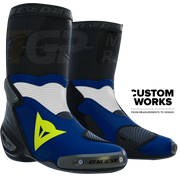 Botas de moto de competición y asfalto Dainese Axial 2 Air Racing | Hombre | Yamaha Azul / Blanco / Amarillo Flúor | Custom Works 