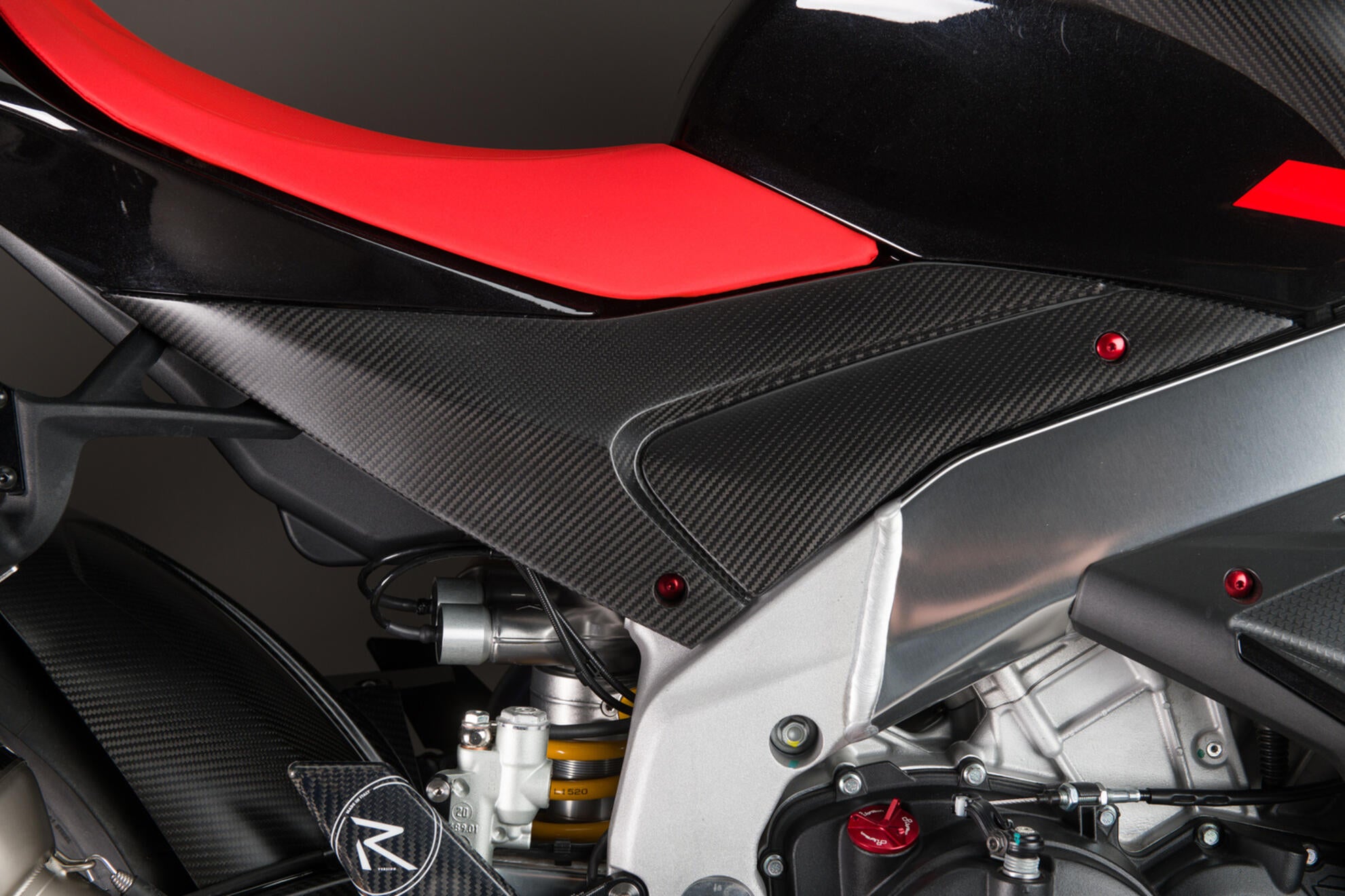Protección de tanque inferior de carbono LighTech Aprilia RSV4/RR/1100 Factory (21-25) CARA2080 