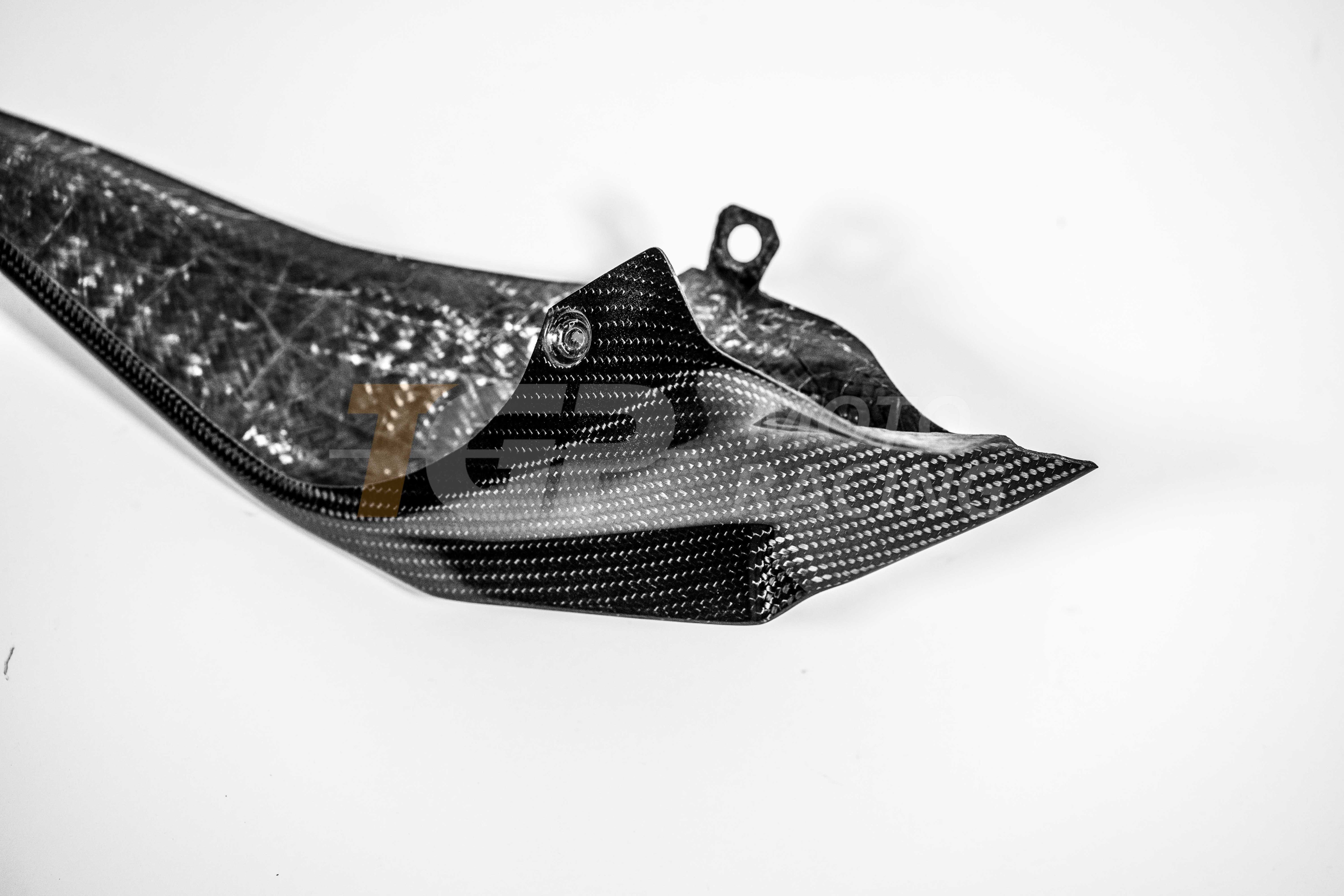 Carenado trasero izquierdo 200 g de carbono AP Carbon Line para Ducati Panigale V4/S/R (25-26) 
