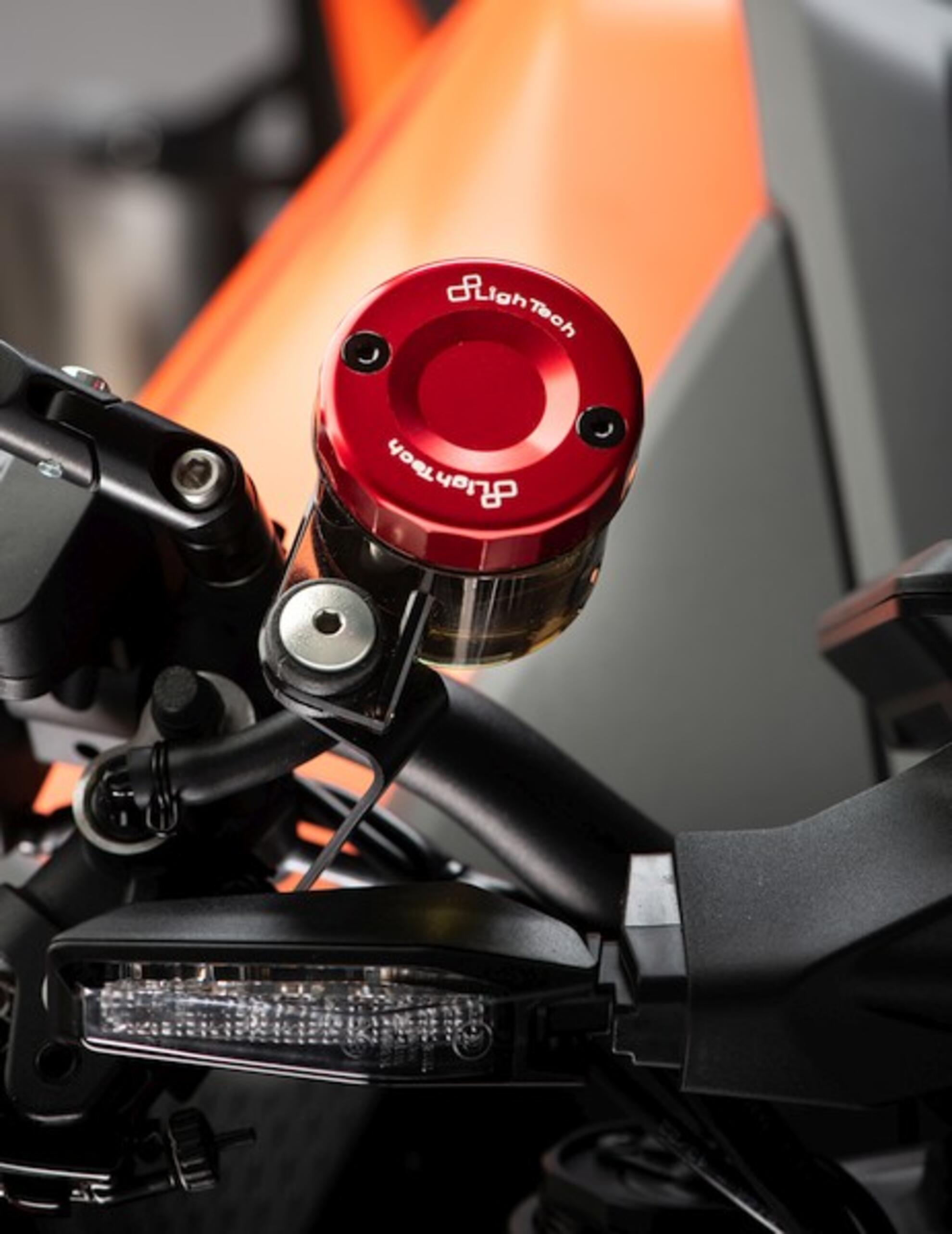 Tapa del depósito de expansión delantero LighTech Ducati Panigale 959 (16-19) FBC04 