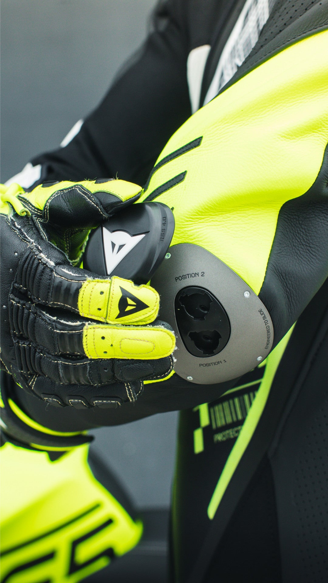 Dainese Audax D-ZIP Mono de cuero – Traje de carreras perforado | Hombre | Negro/Amarillo Neón 