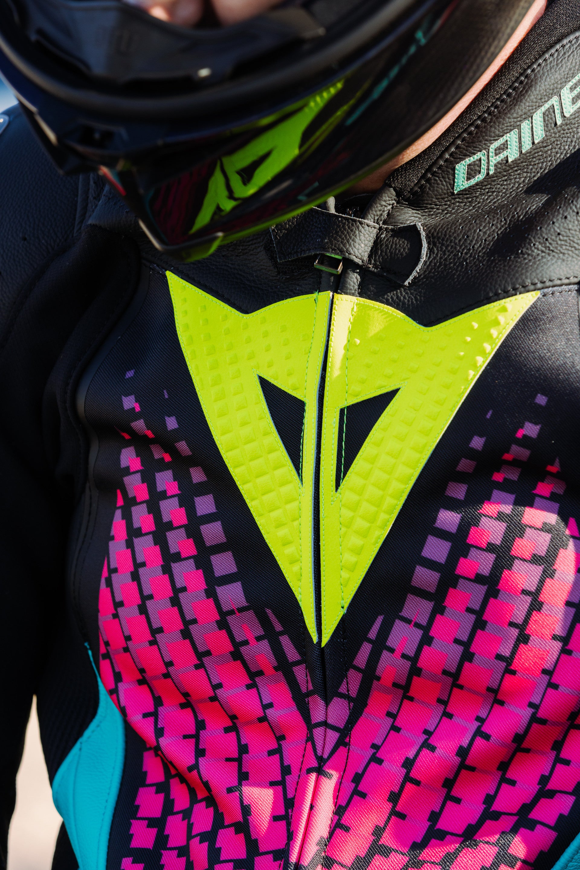 Dainese Laguna Seca 6 Mono de cuero – Traje de carreras perforado | Hombre | Turquesa/Rosa/Amarillo neón 