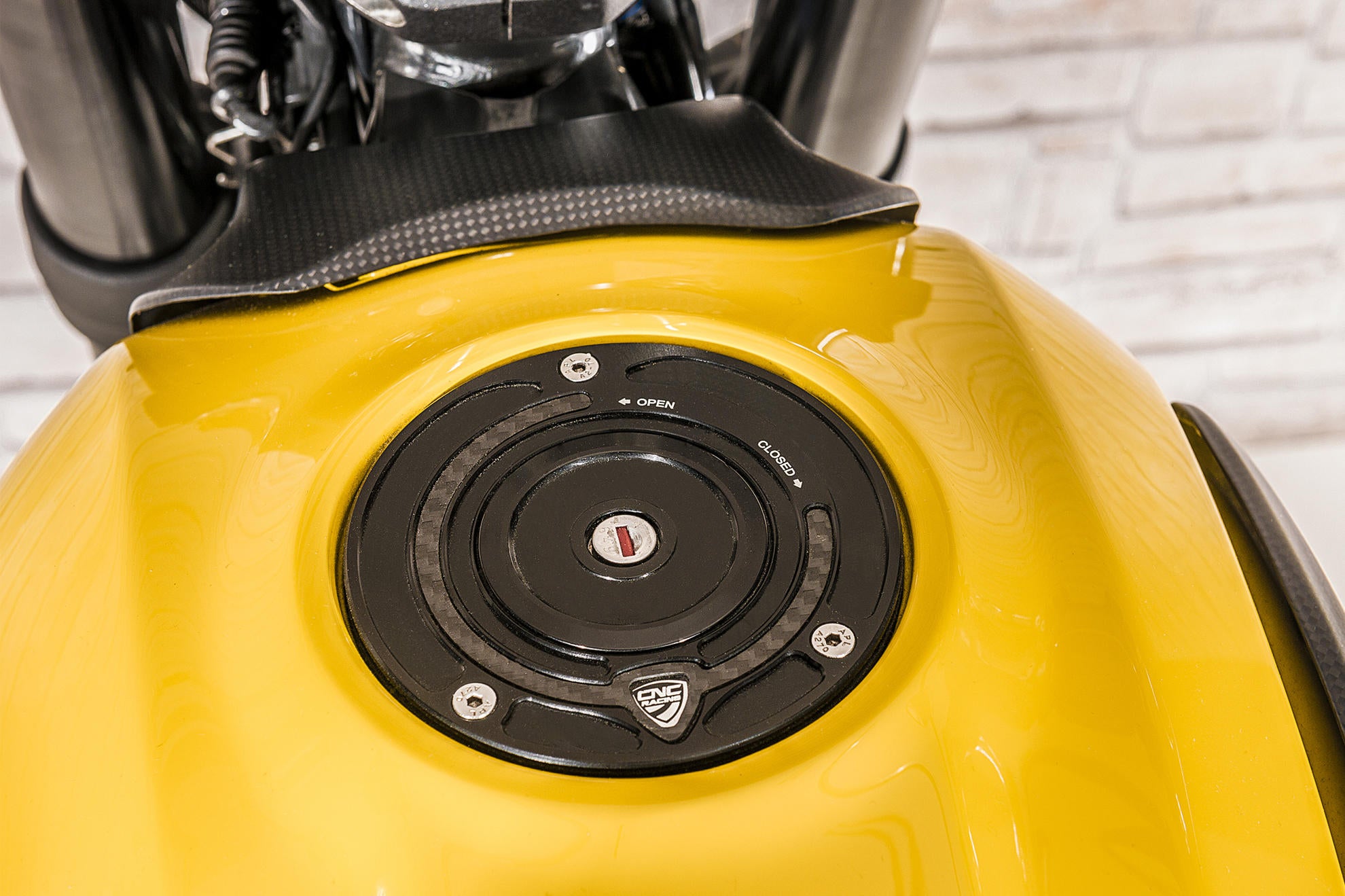 Tapa de tanque con brida de carbono CNC Racing Ducati Panigale V4/S (2025) TSB01 