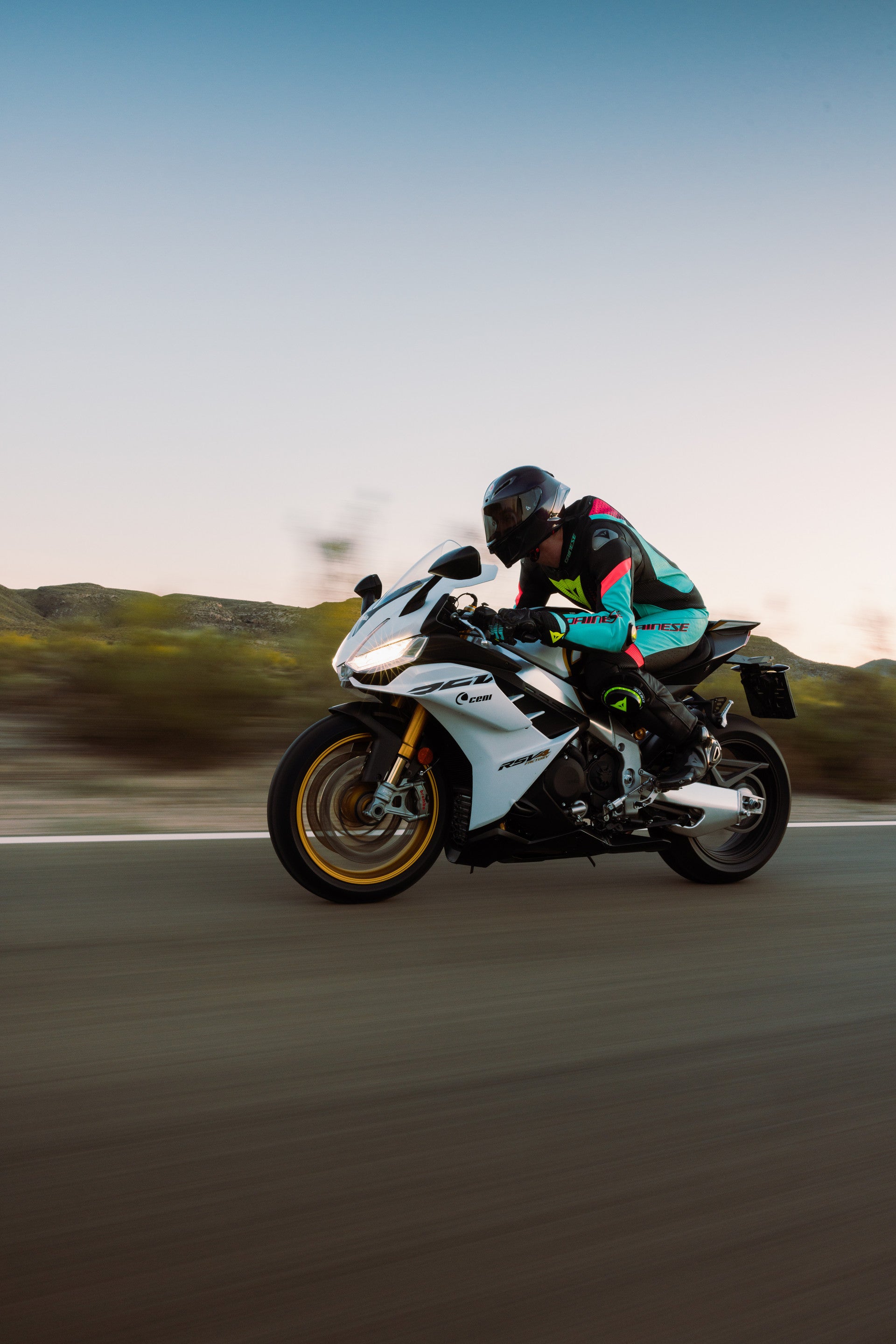 Dainese Laguna Seca 6 Mono de cuero – Traje de carreras perforado | Hombre | Turquesa/Rosa/Amarillo neón 